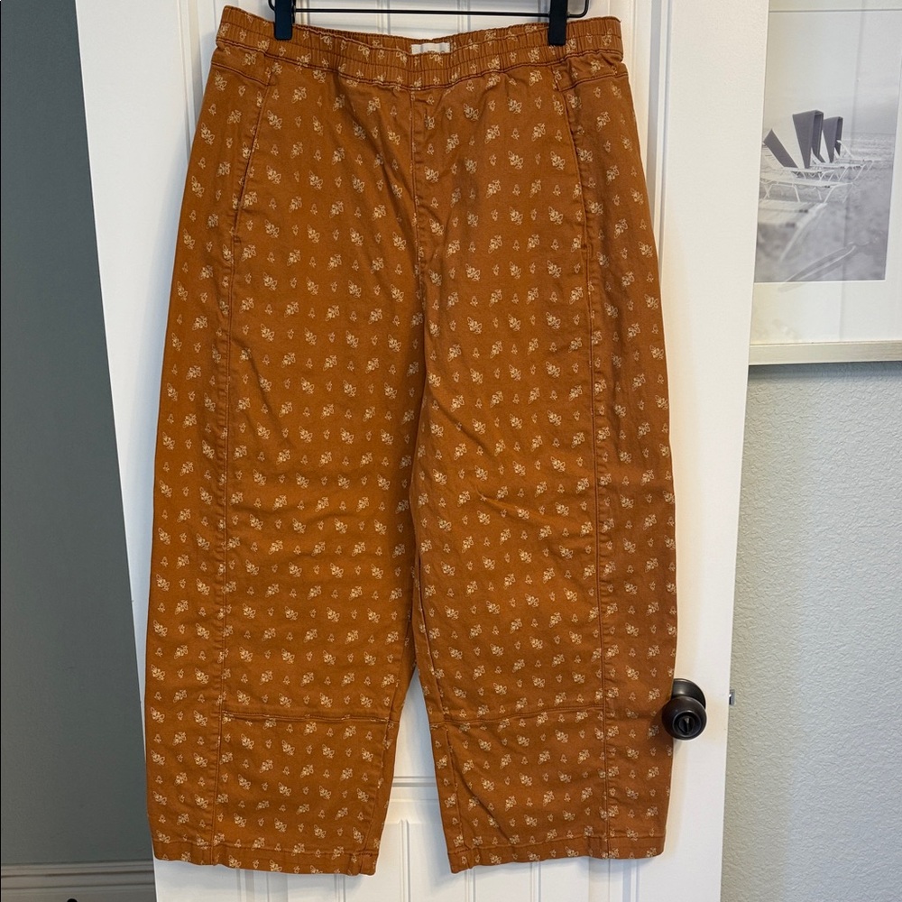 Izzie relaxed pull on barrel pants by Pilcro. Size Large.